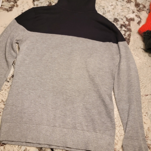 Color block turtleneck - Picture 2 of 3